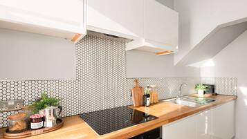 Fridge, oven, stovetop, dishwasher