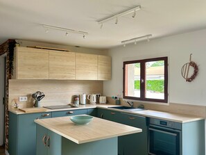 Kjøleskap, mikrobølgeovn, ovn og kokeplater