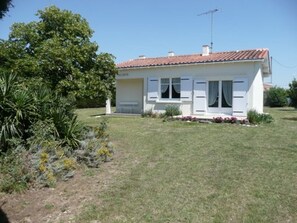 Exterior - Charming Country House with Large Garden, Close to Beach and Town Center (Bretignolles-sur-Mer)