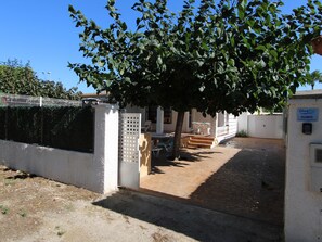 Property grounds - Cozy Beach Home: Free WiFi, Optional AC, Pet-Friendly, Dog Beach Nearby (Deltebre)