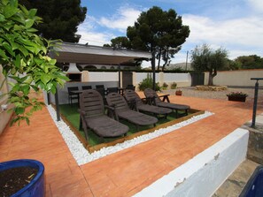 Outdoor dining - Holiday Home Near the Sea: Free WiFi, Optional A/C, Private Pool, Pet-Friendly, Close to Dog Beach (L'Ametlla de Mar)