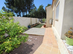 Property grounds - Holiday Home Near the Sea: Free WiFi, Optional A/C, Private Pool, Pet-Friendly, Close to Dog Beach (L'Ametlla de Mar)
