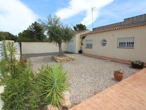 Property grounds - Holiday Home Near the Sea: Free WiFi, Optional A/C, Private Pool, Pet-Friendly, Close to Dog Beach (L'Ametlla de Mar)