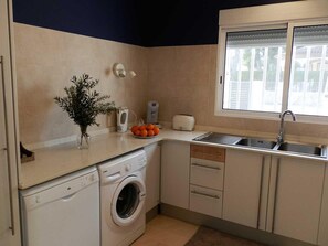 Fridge, microwave, oven, stovetop - Holiday Home Near the Sea: Free WiFi, Optional A/C, Private Pool, Pet-Friendly, Close to Dog Beach (L'Ametlla de Mar)