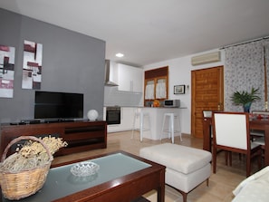 TV, fireplace