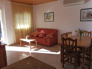 TV - Holiday Home by the Sea: WiFi, Private Pool, A/C, Pet-Friendly, Near Dog Beach (Deltebre)
