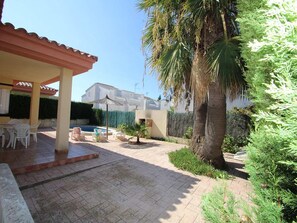 Terrace/patio - Holiday Home by the Sea: WiFi, Private Pool, A/C, Pet-Friendly, Near Dog Beach (Deltebre)