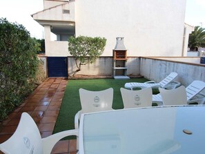 Outdoor dining - Family Getaway: Near Beach, Pool, Pet-Friendly, Free WiFi, A/C Optional, Dog Beach Nearby (Deltebre)