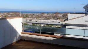 Un balcón con vista a la playa y al mar.