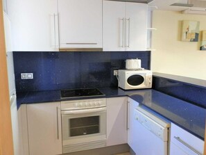 Fridge, microwave, oven, stovetop - Family Getaway: Near Beach, Pool, Pet-Friendly, Free WiFi, A/C Optional, Dog Beach Nearby (Deltebre)