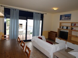 TV - Family Getaway: Near Beach, Pool, Pet-Friendly, Free WiFi, A/C Optional, Dog Beach Nearby (Deltebre)