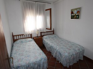 3 bedrooms, free WiFi, bed sheets - Family Getaway: Pool, Pet-Friendly, Near Beach, Free WiFi, Optional AC (Deltebre)