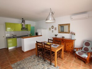 Interior - Beachside Getaway: Private Pool, AC, Free WiFi, Pet-Friendly, Near Dog Beach (Deltebre)