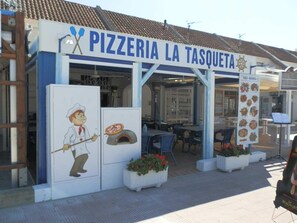 Outdoor dining - Beachside Getaway: Private Pool, AC, Free WiFi, Pet-Friendly, Near Dog Beach (Deltebre)