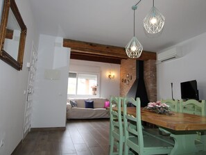 Dining - Beachside Family Home: Private Pool, Free Wi-Fi, Pets Welcome, Near Dog-Friendly Beach (Deltebre)