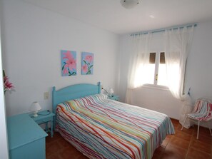 4 bedrooms, free WiFi, bed sheets - Beachside Family Home: Private Pool, Free Wi-Fi, Pets Welcome, Near Dog-Friendly Beach (Deltebre)