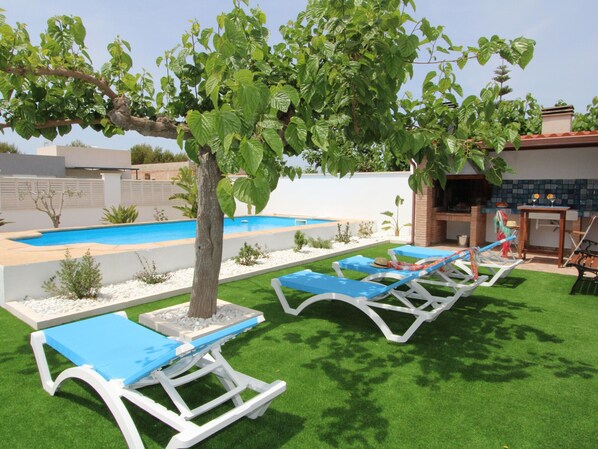 Property grounds - Beachside Family Home: Private Pool, Free Wi-Fi, Pets Welcome, Near Dog-Friendly Beach (Deltebre)