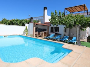 Pool - Beachside Family Home: Private Pool, Free Wi-Fi, Pets Welcome, Near Dog-Friendly Beach (Deltebre)