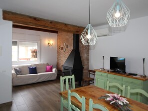 TV, fireplace