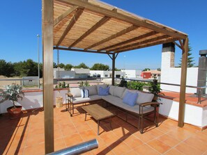 Terrace/patio - Beachside Family Home: Private Pool, Free Wi-Fi, Pets Welcome, Near Dog-Friendly Beach (Deltebre)