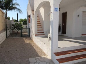 Property grounds - Beachside Family Retreat: Pool, Pet Friendly, Optional A/C, Free WiFi (Deltebre)