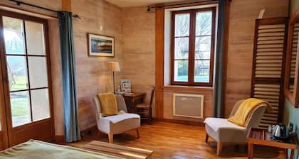 Chambre familiale au cĆur de la nature avec jardin et piscine privĂ©e, idĂ©ale pour explorer le Loiret