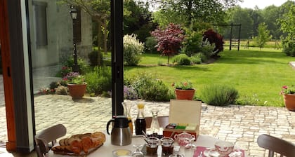 Chambre familiale au cĆur de la nature avec jardin et piscine privĂ©e, idĂ©ale pour explorer le Loiret