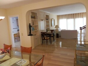 Interior - Cozy Beachside House: Private Pool, Free WiFi, Pet-Friendly, Near Dog Beach (Deltebre)