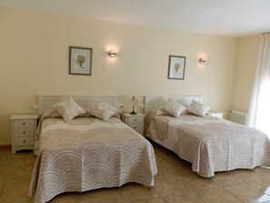 5 bedrooms, free WiFi, bed sheets