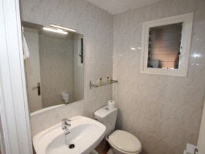 Towels - Cozy Beachside Home: Private Pool, Pet-Friendly, WiFi, A/C Option, Near Dog Beach (Deltebre)