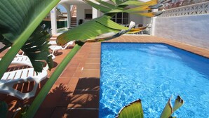 A swimming pool with clear blue water, surrounded by a tiled patio area. - Cozy Beachside Home: Private Pool, Pet-Friendly, WiFi, A/C Option, Near Dog Beach (Deltebre)