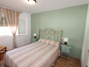 5 bedrooms, free WiFi, bed sheets - Cozy Beachside Home: Private Pool, Pet-Friendly, WiFi, A/C Option, Near Dog Beach (Deltebre)