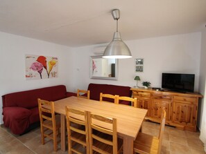 Dining - Cozy Beachside Home: Private Pool, Pet-Friendly, WiFi, A/C Option, Near Dog Beach (Deltebre)