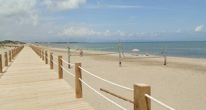 Beachside Family Home: Free WiFi, Pet-Friendly, A/C, Communal Pool, Near Dog Beach