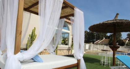 Maison prÚs de la plage avec piscine privée, climatisation, Wi-Fi gratuit, animaux acceptés