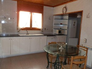 Fridge, microwave, oven, stovetop - Family Haven Near the Sea: Private Pool, Pet-Friendly, Wi-Fi, Optional A/C (Deltebre)