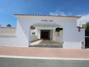 A white building with a tiled roof and a sign reading 'LA PERLA 1991'. - Family Haven Near the Sea: Private Pool, Pet-Friendly, Wi-Fi, Optional A/C (Deltebre)