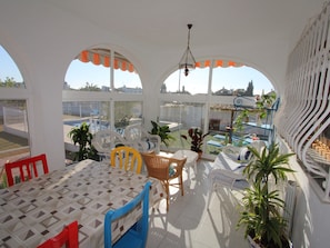 Outdoor dining - Family Haven Near the Sea: Private Pool, Pet-Friendly, Wi-Fi, Optional A/C (Deltebre)