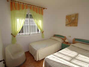 3 bedrooms, free WiFi, bed sheets - Family-Friendly, Near Beach Villa with Private Pool, Free WiFi, Optional A/C, Pet Friendly (Deltebre)
