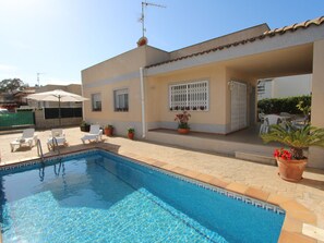 Pool - Family-Friendly, Near Beach Villa with Private Pool, Free WiFi, Optional A/C, Pet Friendly (Deltebre)