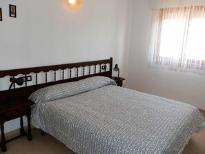 3 bedrooms, free WiFi, bed sheets - Coastal Getaway: Private Pool, Pet-Friendly, AC Option, Free WiFi, Dog Beach Nearby (Deltebre)