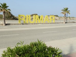 Property grounds - Coastal Getaway: Private Pool, Pet-Friendly, AC Option, Free WiFi, Dog Beach Nearby (Deltebre)