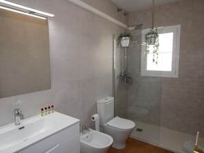 Towels - Family Retreat Near the Beach: Private Pool, Free Wi-Fi, Dog Friendly, Optional A/C (Deltebre)