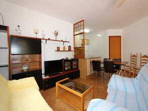 Televisión y chimenea 