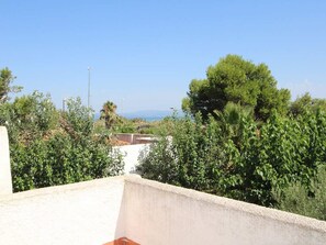 Un toit végétalisé, un ciel dégagé et des montagnes à l’horizon.