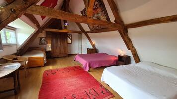 1 bedroom, desk, WiFi, bed sheets