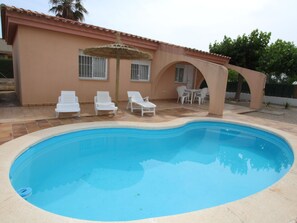 Pool - Family Haven: Private Pool, Pet-Friendly, Near Beach, Free WiFi, Optional A/C (Deltebre)