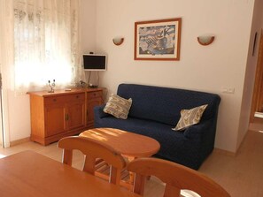 TV - Family Haven: Private Pool, Pet-Friendly, Near Beach, Free WiFi, Optional A/C (Deltebre)