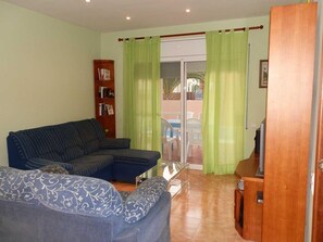 TV - Beachside Oasis: Private Pool, Pet Friendly, Free WiFi, Optional A/C, Dog Beach Nearby! (Deltebre)