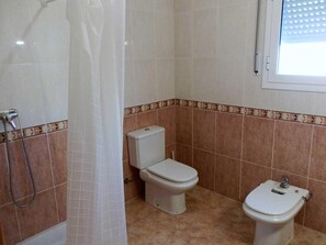 A bathroom with a toilet, bidet, and shower. - Beachside Oasis: Private Pool, Pet Friendly, Free WiFi, Optional A/C, Dog Beach Nearby! (Deltebre)